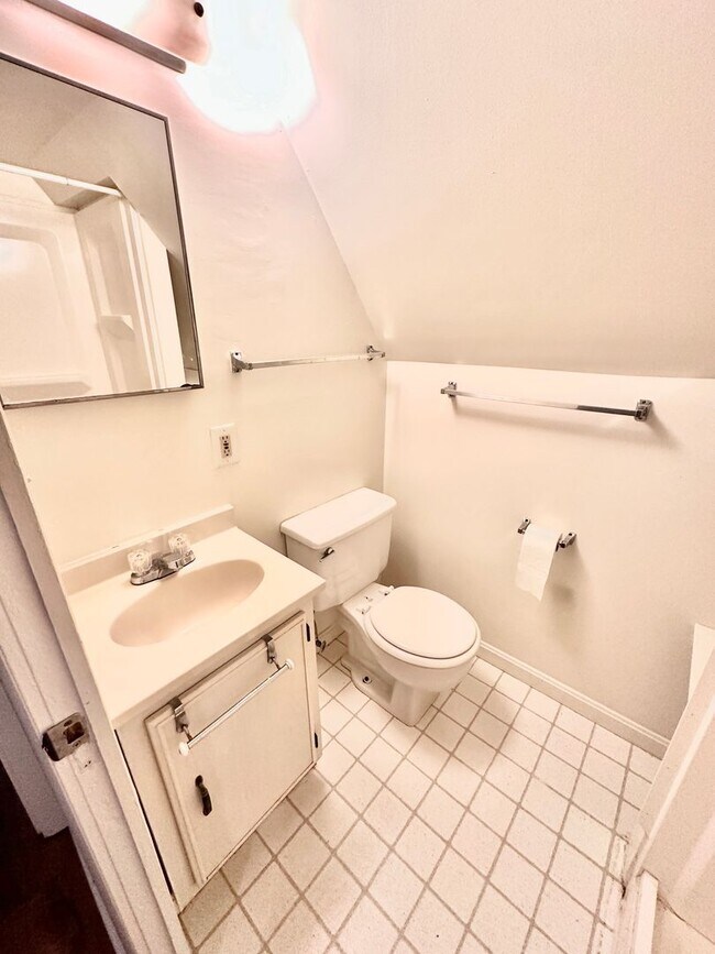 Building Photo - Spacious 6 bedroom 3.5 bath Tudor Townhouse w/Deck close to Georgetown University & Hospital