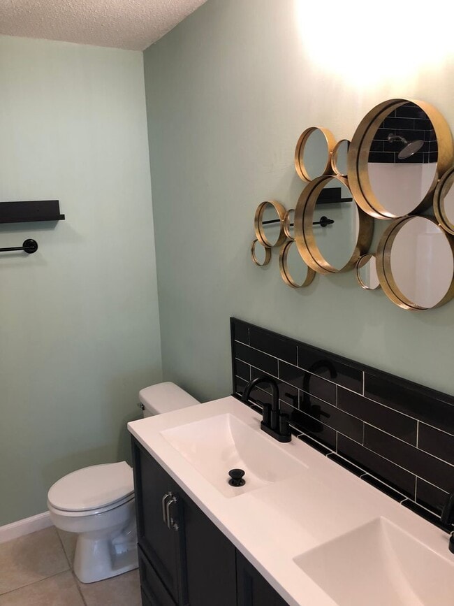 Building Photo - SPACIOUS THREE BEDROOM, TWO BATH HOME