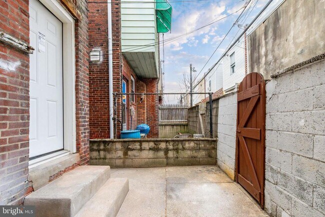 Building Photo - 2102 S Opal St