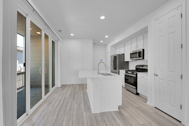 Building Photo - $2,395.00 - $500 OFF First Months' Rent - 3 Bedrooms, 3 Bathrooms, Single Family Home in Commerce...