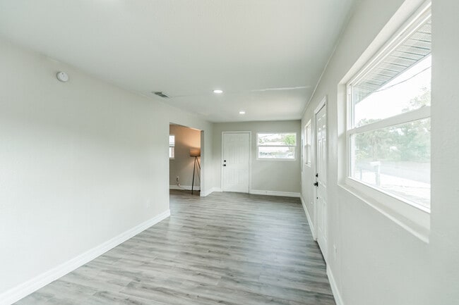 Building Photo - 224 Singleton Ave