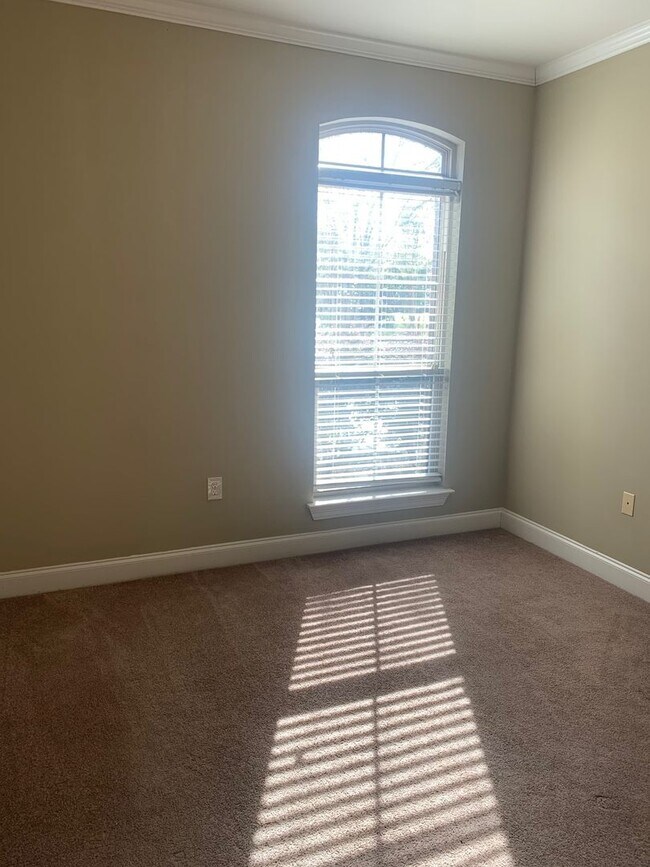 Building Photo - 4BR/3BA