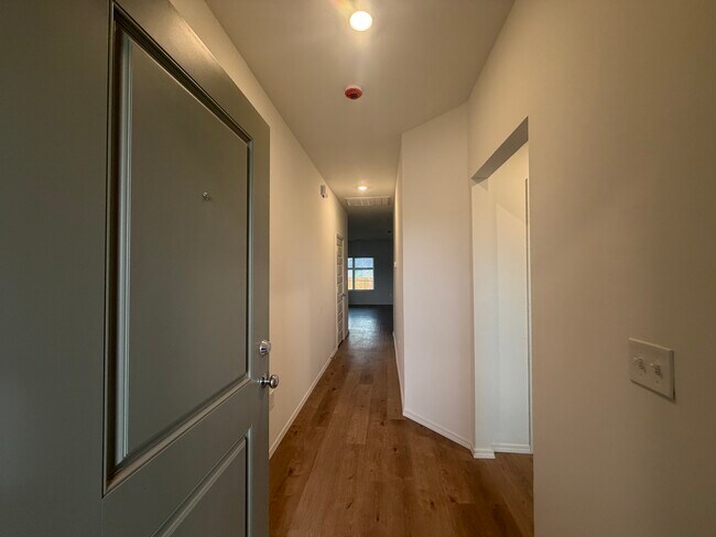 Building Photo - 2100 W 30th Ave