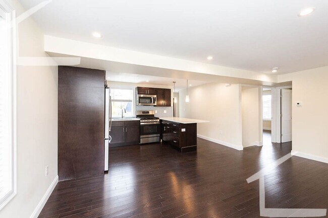 Building Photo - Charming 4 Bedroom