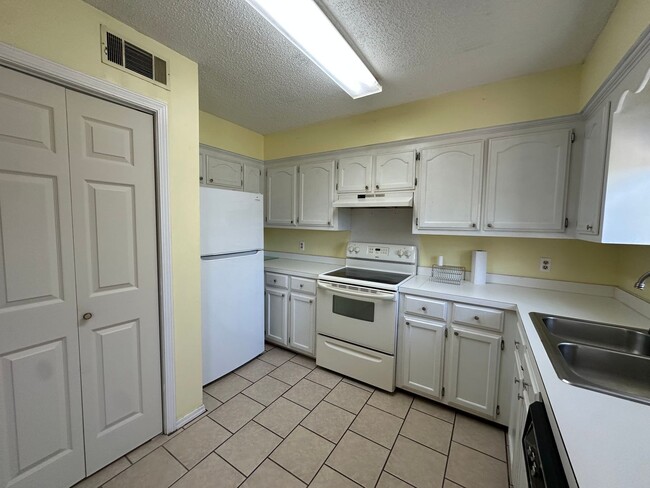 Building Photo - Welcome to your new home in the heart of Russellville, AR!