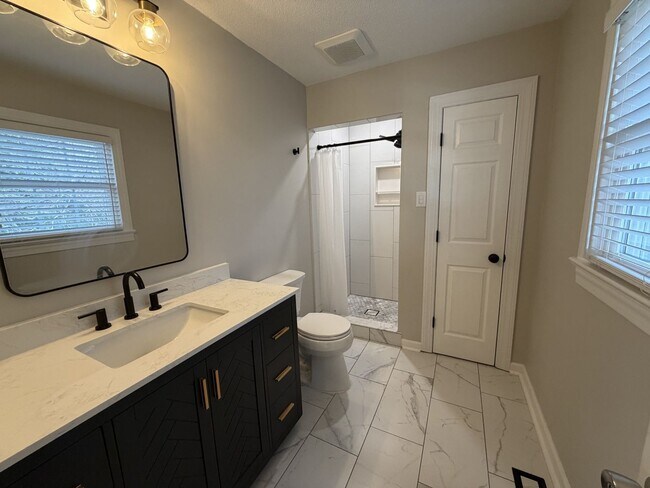 Building Photo - 1204 Rodgers Dr