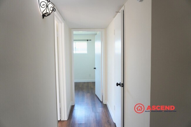 Building Photo - Spacious 4BR/2BA Bakersfield Home with Fireplace