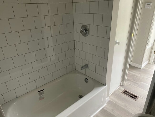 Building Photo - 1250 Lakeview Dr