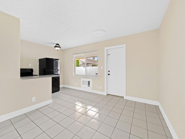 Building Photo - 1219 NE 14th Ave