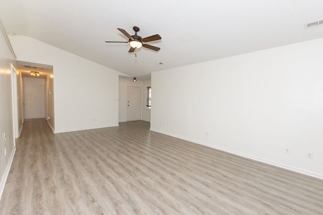 Building Photo - Great home in Hubert