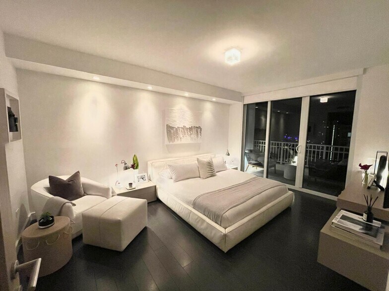 Building Photo - 801 Brickell Key Blvd