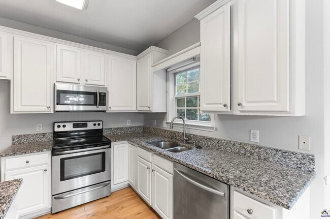 Building Photo - 541 Edgefield Way