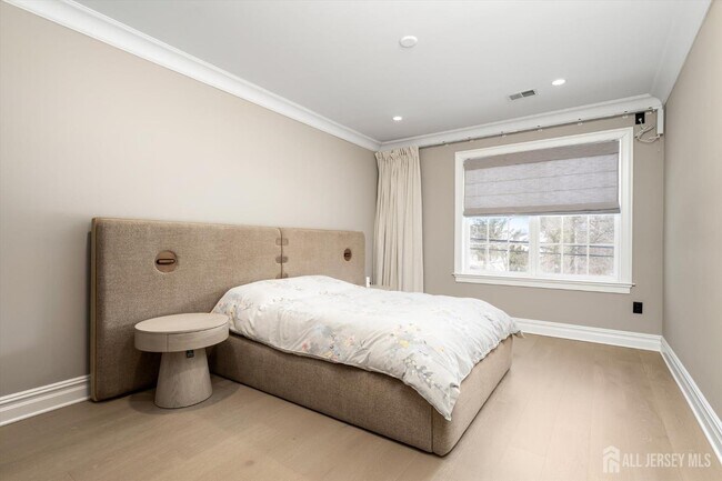 Building Photo - 11 Hamilton Dr