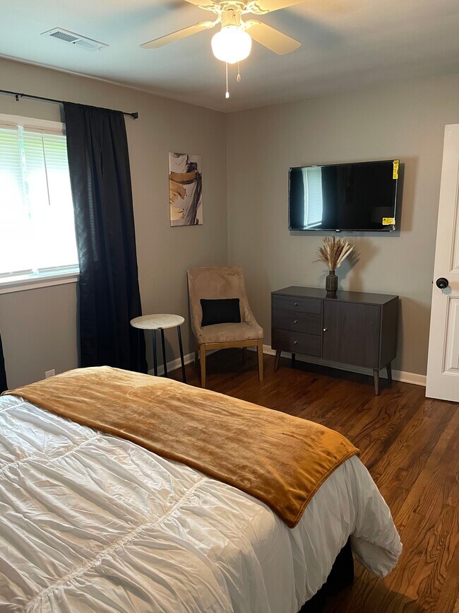 Building Photo - 2607 E 5th St