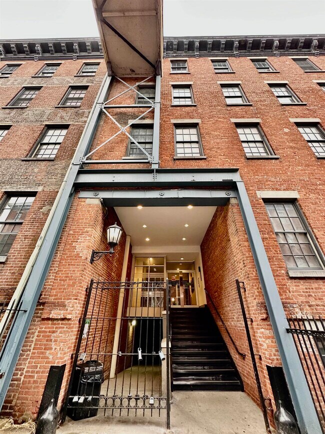 Building Photo - 187 Wayne St