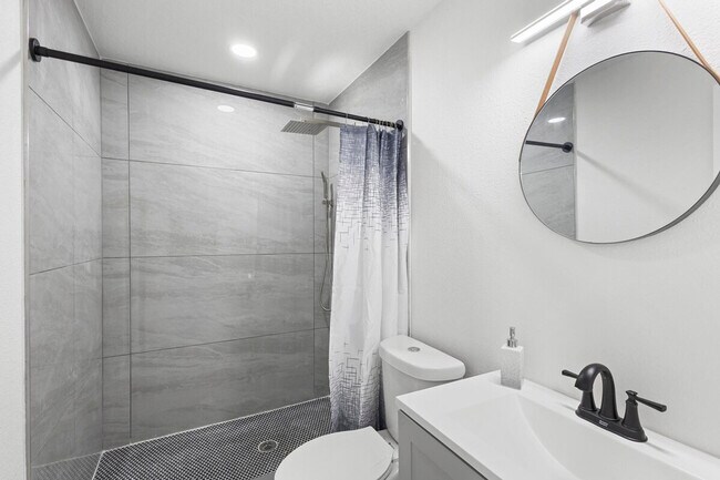 Building Photo - 1882 Lake St