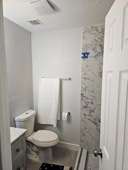 Building Photo - 2010 NE 33rd St