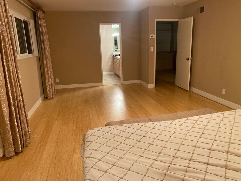 Building Photo - 4400 Portico Pl