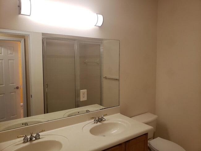 Building Photo - 3027 N Evergreen Cir