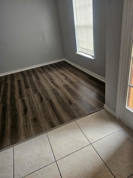 Building Photo - 302 Aylesbury Ct