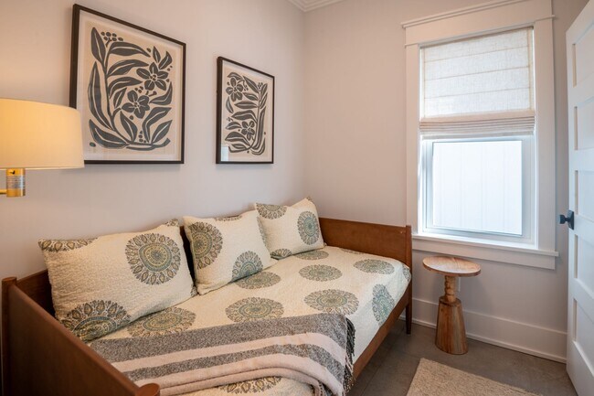 Building Photo - OFF-SEASON FURNISHED BEACH HOUSE AVAILABLE FOR MONTHLY RENTAL