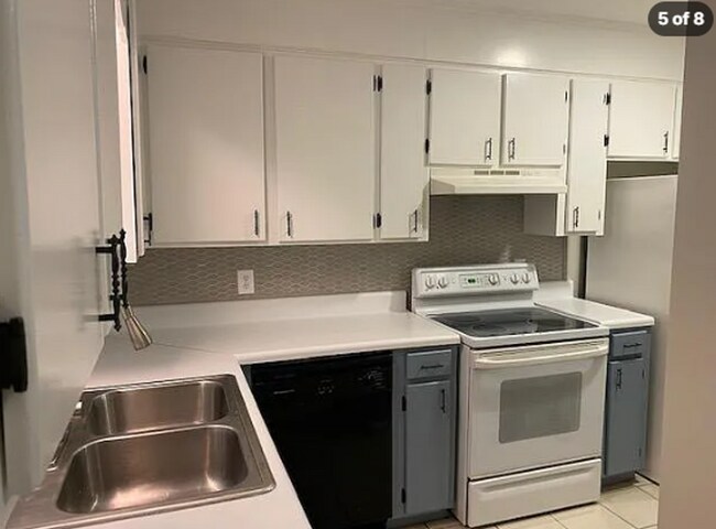 Building Photo - 216 Burlie Ct