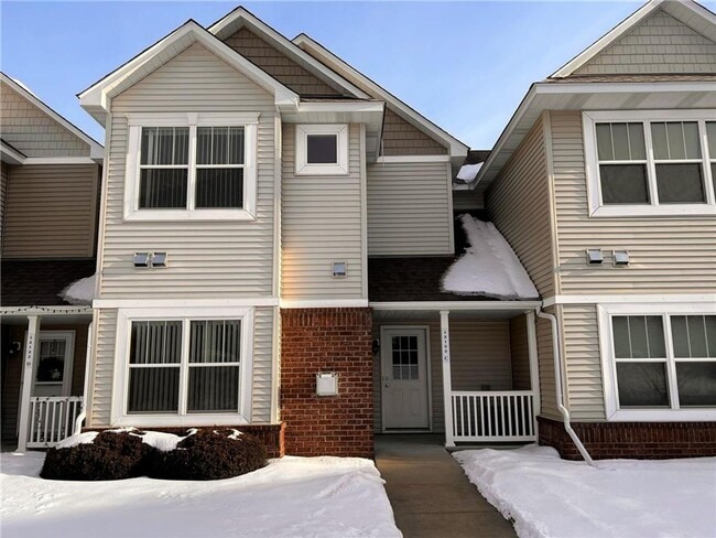 Building Photo - Blaine Townhome