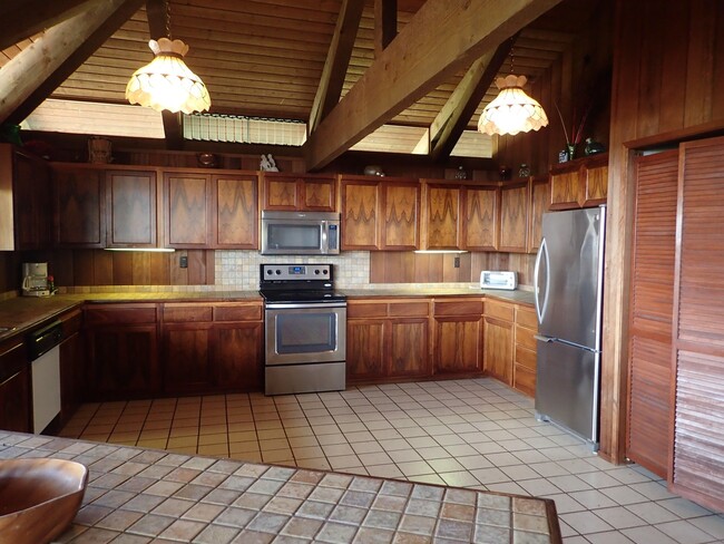 Building Photo - Very private, gated, mostly furnished Maui...