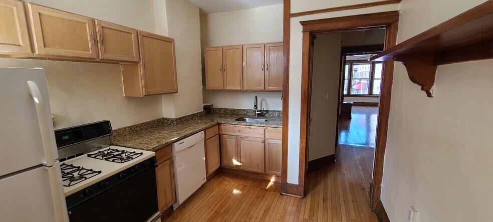 Primary Photo - 3326 N Clark St