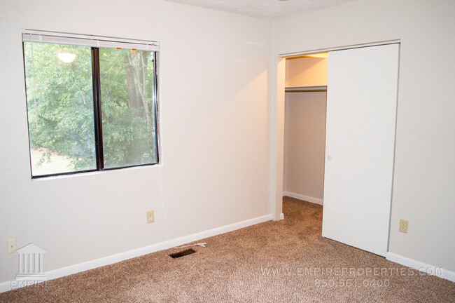 Building Photo - Townhome off Meridian Road With Fireplace!