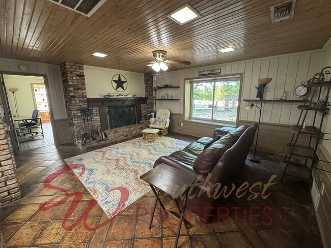 Building Photo - 2 bedroom 2 bath on a 12 acre paradise!