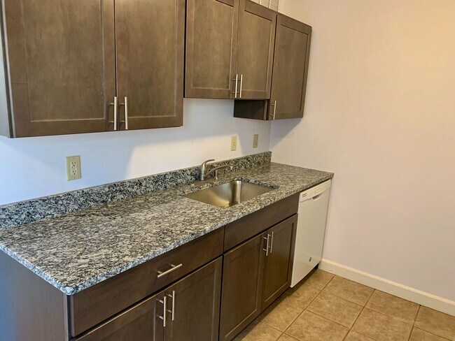 Building Photo - 3 Bedroom 2 bath TownHome