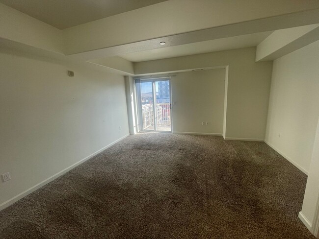 Building Photo - 2 Bedroom Condo in Riverwalk Tower!