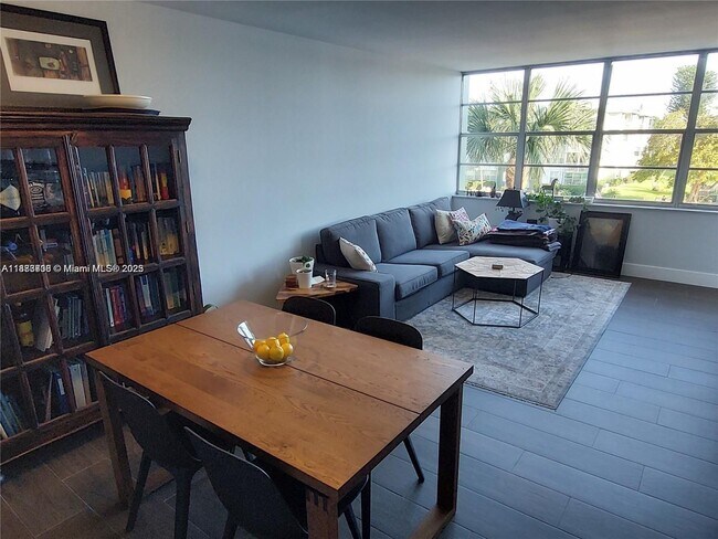 Building Photo - 2741 Taft St