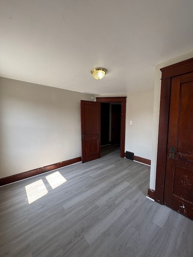 Building Photo - Three bedroom one bathroom home for rent