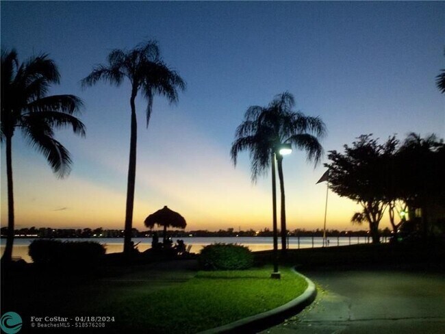 Building Photo - 112 Lake Emerald Dr