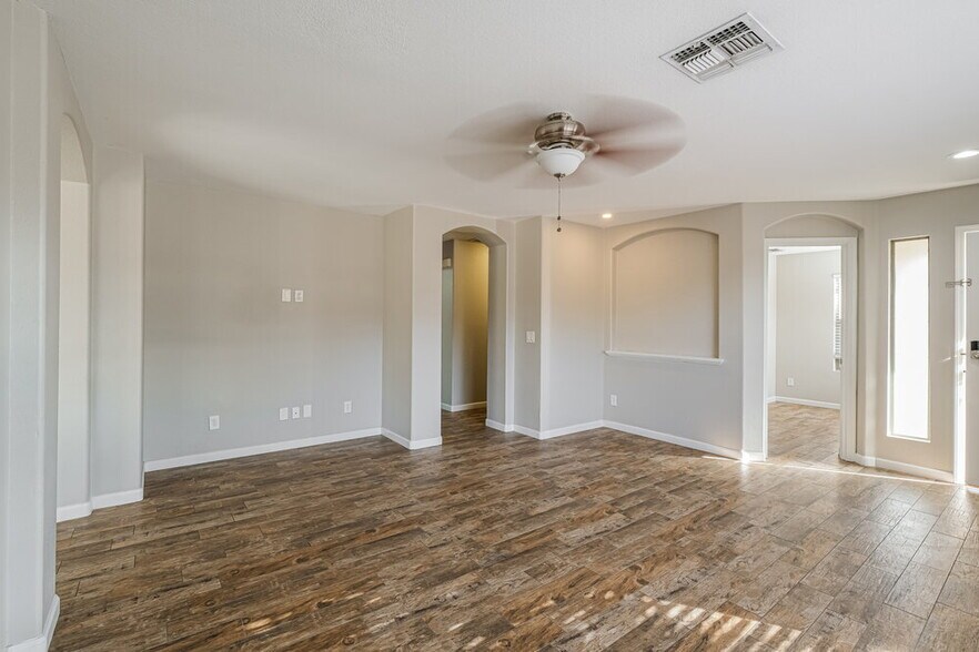 Building Photo - 10898 W Alvarado Rd
