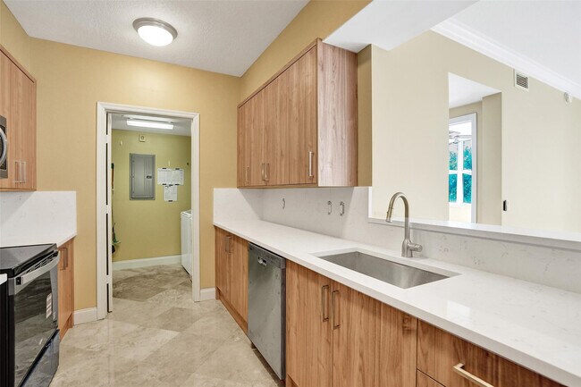 Building Photo - 101 S Ocean Dr