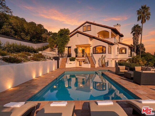 Building Photo - 3909 Villa Costera
