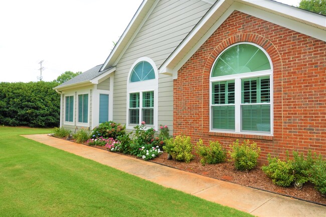 Building Photo - 303 Heritage Club Dr