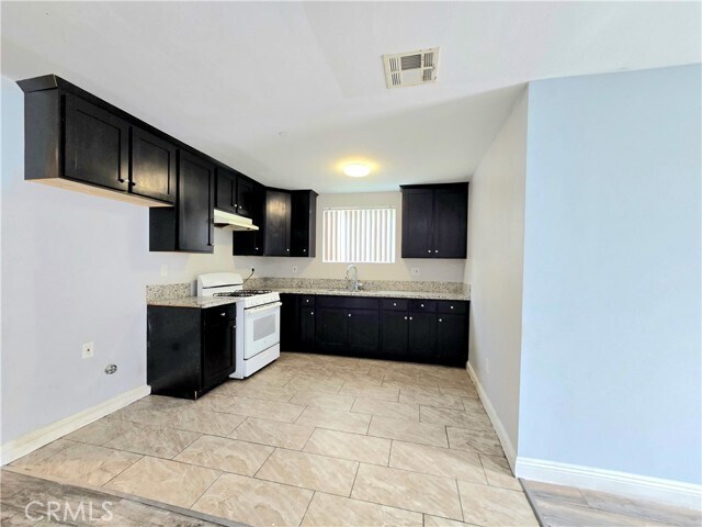 Building Photo - 715 W 58th St