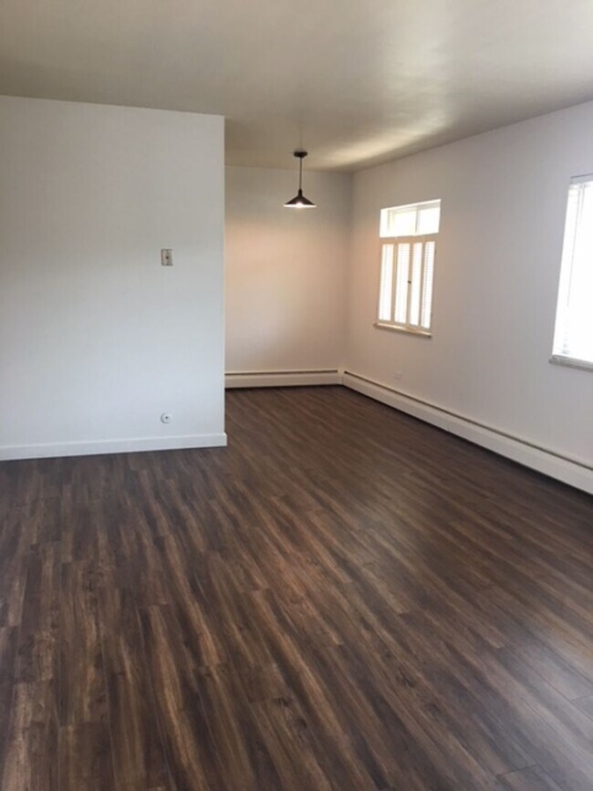 Building Photo - AMAZING LOCATION NEAR CAMPUS 2 Bed 1 Bath Condo-AVAILABLE NOW!