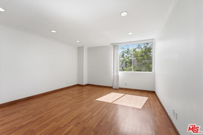 Building Photo - 100 S Doheny Dr