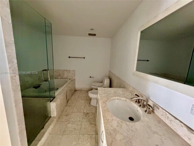 Building Photo - 1331 Brickell Bay Dr