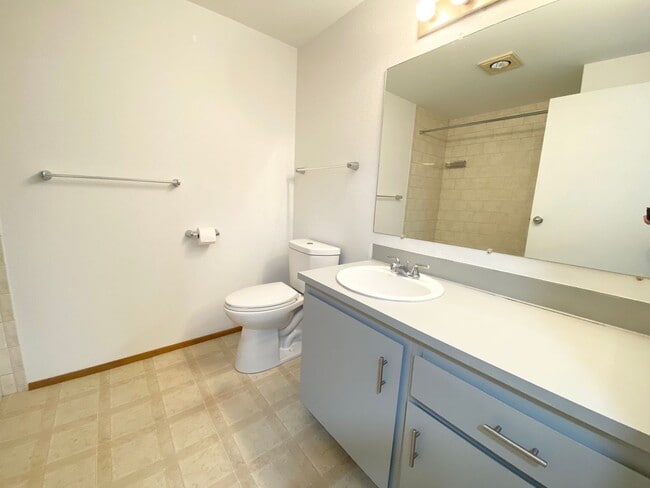 Building Photo - Top floor 1 bedroom condo available now!