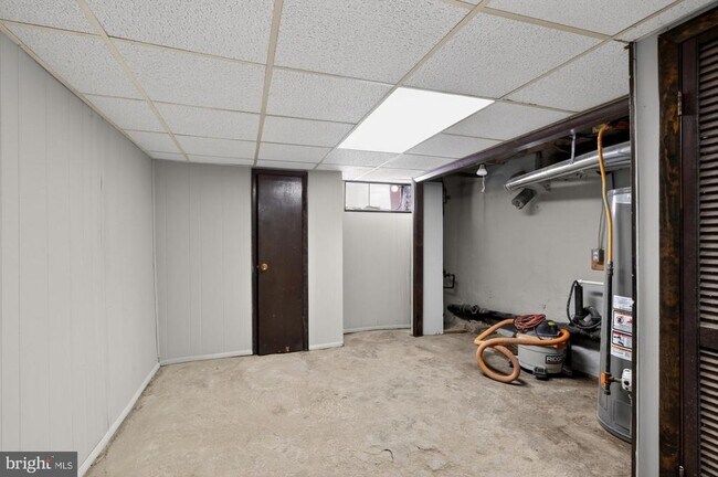 Building Photo - 2422 S Iseminger St