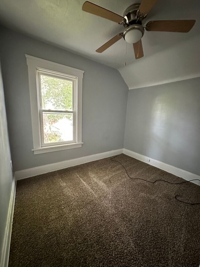 Building Photo - Single Family Home 3 beds 1 bath Available Now!