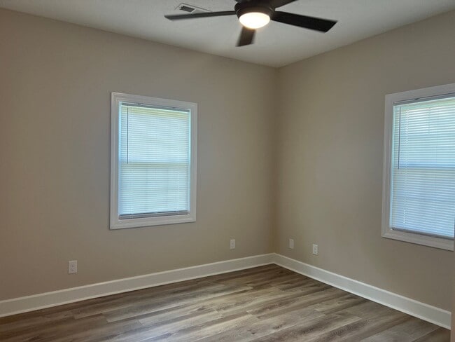 Building Photo - Stunning One Level Home located in central Johnson City!  