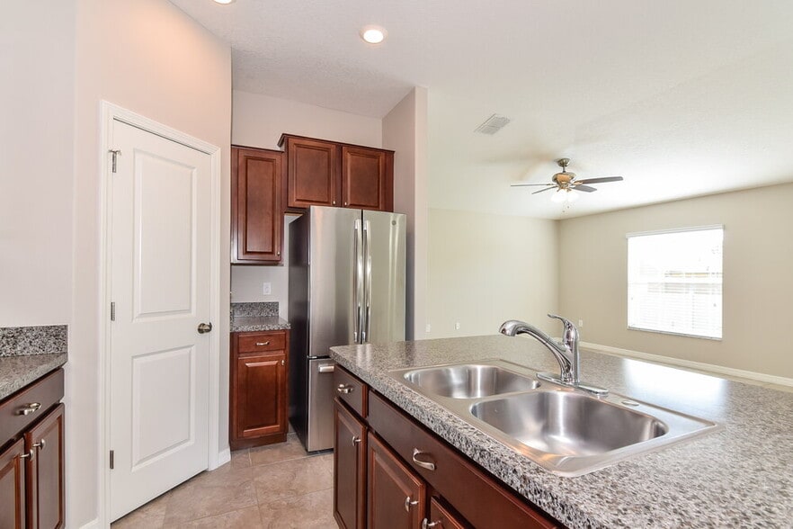 Building Photo - 127 Cascade Bend Dr