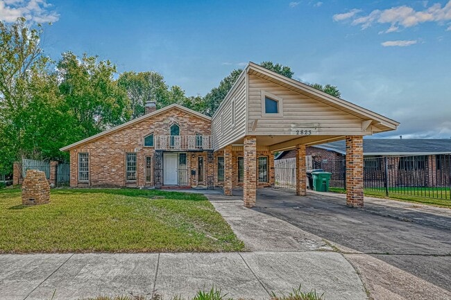 Primary Photo - Affordable spacious 4bed/2bath single-fami...